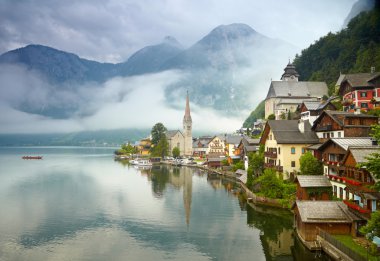 Hallstatt dağ köyü. Sisli sabah