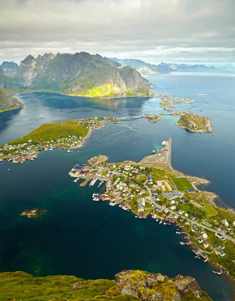 Reines, Norwegen. Fischerdorf in moskenesoya Insel. — Stockfoto
