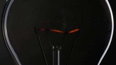 siyah arka plan üzerinde ampul.