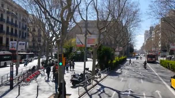 Punto de vista de un turista. Montar en un autobús turístico por el centro de Barcelona . — Vídeo de stock