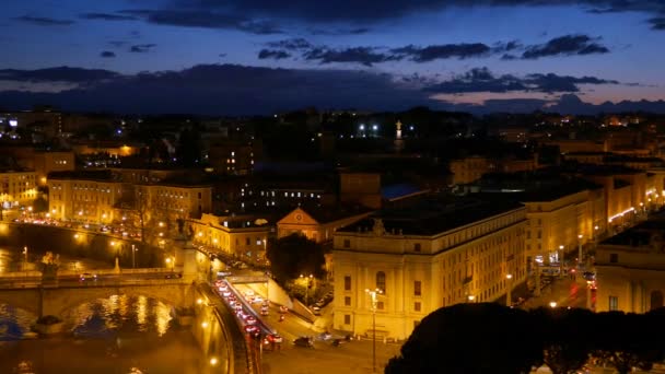 Bazilika svatého Petra, Vatikán. Řím, Itálie v noční době. — Stock video