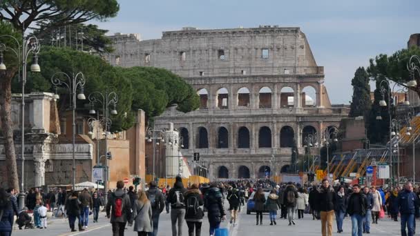 Colosseum, Roma yürüyen turist — Stok video