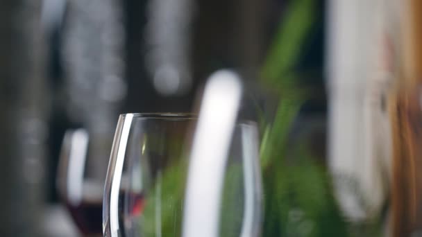 Sommelier remplissant verre avec du vin au restaurant . — Video