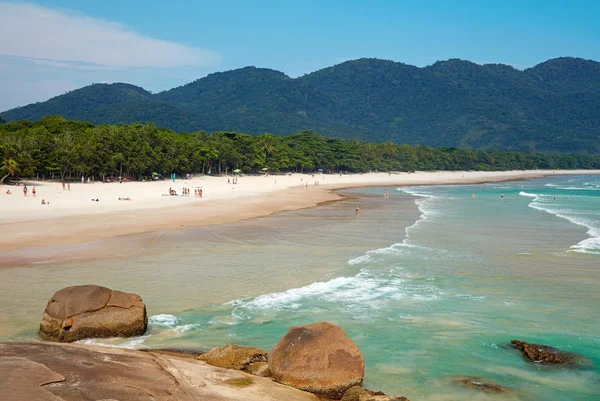 メンデス ビーチ、グランデ島は軽やかに駆ける、リオはリオデジャネイロ、ブラジル — ストック写真