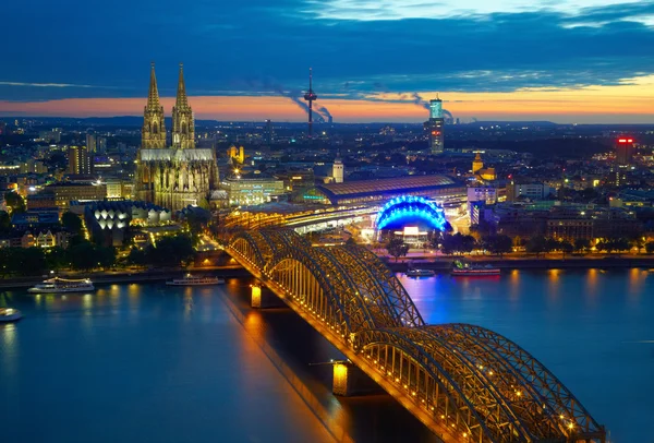 Bron och gamla katedral av Koln, Tyskland — Stockfoto