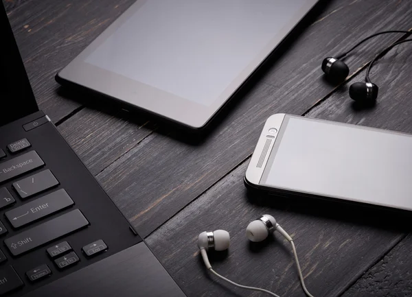 Laptop, inteligentny telefon, tablet pc i słuchawki na drewniane tła — Zdjęcie stockowe