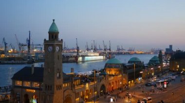 Sonra günbatımı, Almanya'nın Hamburg Limanı görünümünü