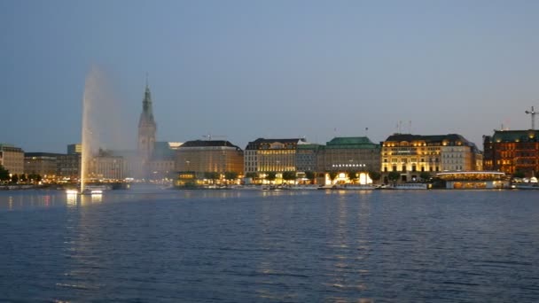 El lago Alster y el centro de Hamburgo, Alemania. Panorámica tiro — Vídeos de Stock