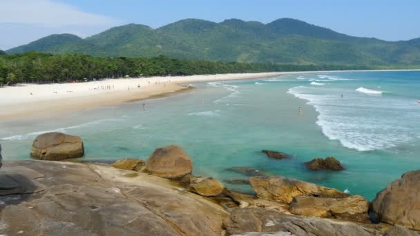 メンデスは軽やかに駆けます。グランデ島島の美しいビーチは、リオはリオデジャネイロ、ブラジル. — ストック動画