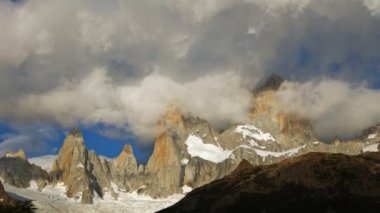 Fitz Roy dağ sunrise ışıklar. Los Glaciares Milli Parkı, Patagonia, Arjantin. Zaman atlamalı