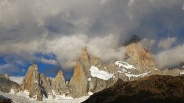 Fitz Roy dağ sunrise ışıklar. Los Glaciares Milli Parkı, Patagonia, Arjantin. Zaman atlamalı