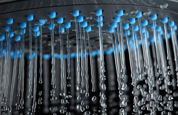 Douche avec eau courante sur fond noir — Photo