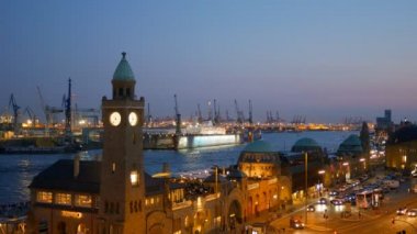 Sonra günbatımı, Almanya'nın Hamburg Limanı görünümünü