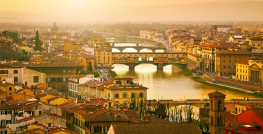 Ponte Vecchio Köprüsü gün batımı manzarası. Florence, İtalya