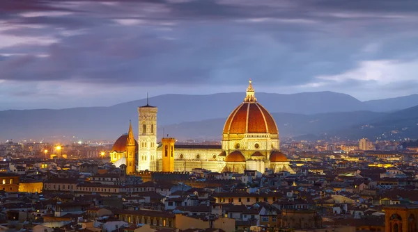 Nach Sonnenuntergang Blick auf die Kathedrale Santa Maria del Fiore. Florenz, — Stockfoto