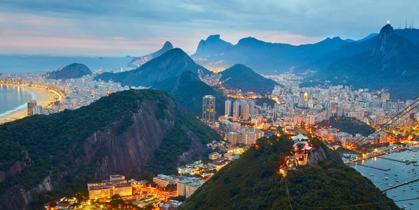 Natt panorama över Rio de Janeiro, Brasilien — Stockfoto