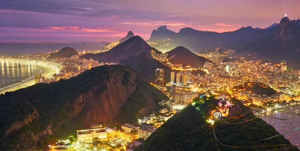 Ночной вид Рио-де-Жанейро, Бразилия — стоковое фото