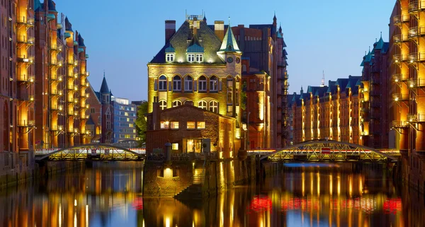 Старый Шпайхерштадт в Гамбурге освещается ночью. Закат назад — стоковое фото