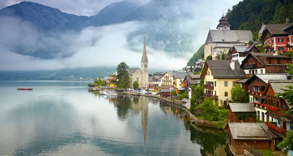 Hallstatt dağ köyü Panoraması. Sisli sabah