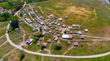 Eber Gölü 'nün yanındaki köyün havadan görüntüsü.