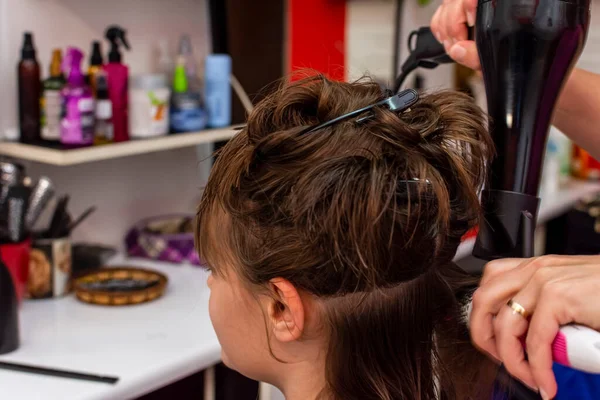 Krásná Teen Dívka Kadeřnictví Rána Sušení Její Vlasy Stříhání — Stock fotografie