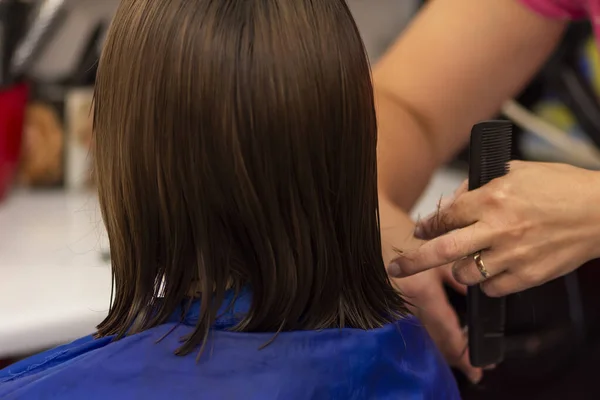 Profesionální ženské kadeřnice stříhání dívky vlasy v salonu — Stock fotografie