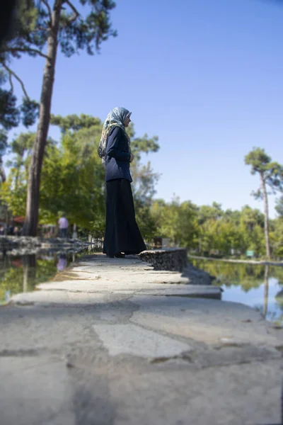 Muslimisches Touristenmädchen Steht Und Blickt Zum Wasser Das Weibliche Model — Stockfoto
