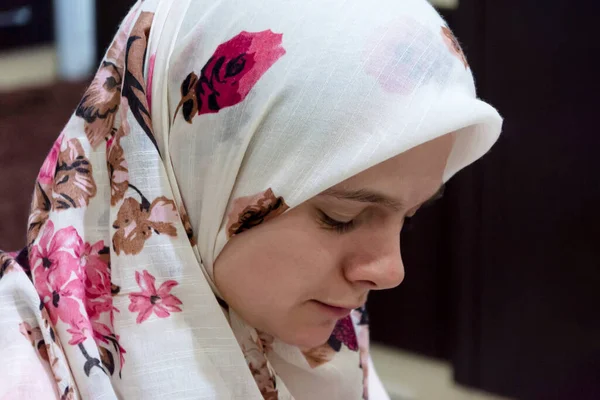 Porträt Eines Muslimischen Mädchens Das Gott Betet Salah Zeit Hause — Stockfoto