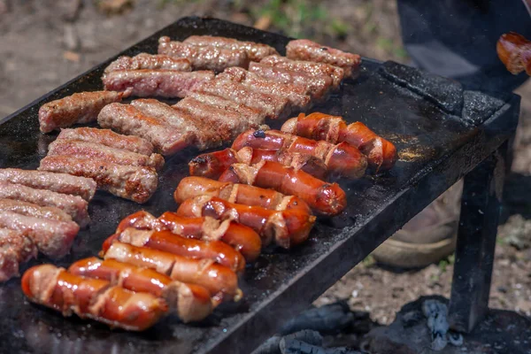 Grigliare Carne Sulla Griglia Barbecue Pietra Natura Preparare Cevapi Kobasice — Foto Stock