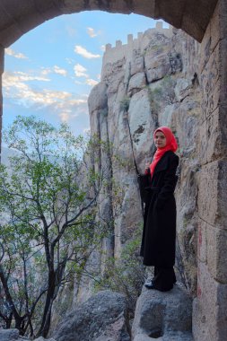 Afyon şehrindeki Afyonkarahisar kalesini ziyaret eden Müslüman turist. Küçük ve geleneksel bir kasaba, ünlü bir Türk tatil beldesi.