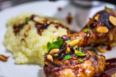 Taze maydanozla dekore edilmiş Tayland tavuğu ve pilavlı beyaz tabakta fıstık. Lezzetli ev yemekleri.