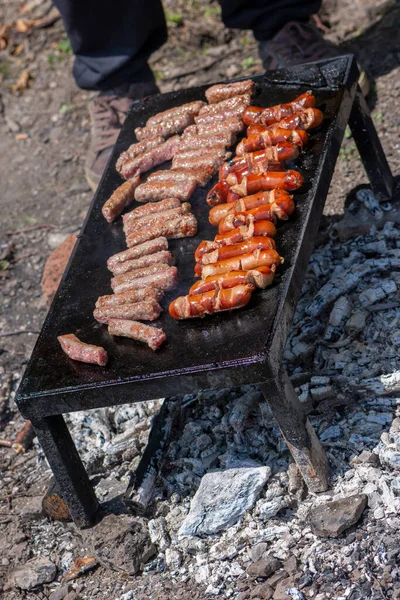 自然の中でBbq石グリルで肉を焼く 家族や友人のためのケバピやコバシスやケバブやソーセージを準備します 有名な伝統的なボスニア料理 — ストック写真