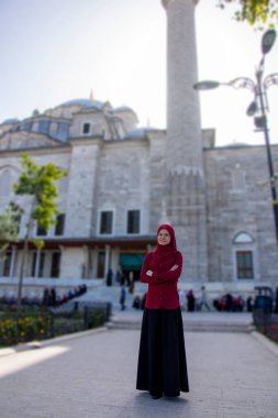İstanbul 'da Fatih camiinin önünde poz veren turist kız 