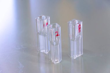 Laboratuvar masasında boş kuvars cuvette etiketi var.
