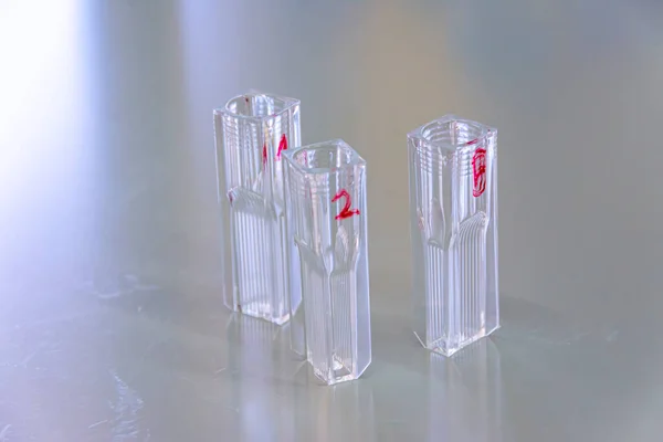 Laboratuvar masasında boş kuvars cuvette etiketi var.