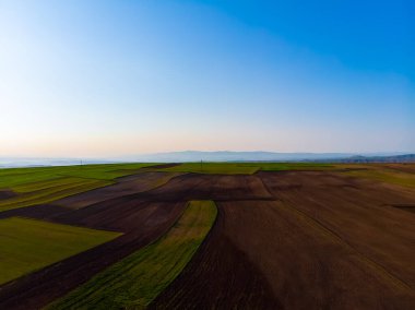Bahar mevsiminde verimli ve ekilebilir tarlaların havadan görüntüsü ekime hazır.