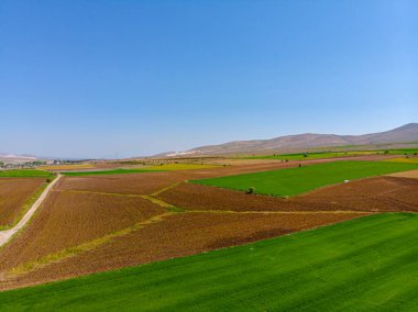 Bahar mevsiminde verimli ve ekilebilir tarlaların havadan görüntüsü ekime hazır.