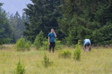 Yaz günü ormanda iki adam.
