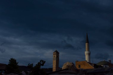 Saraybosna saat kulesi ve Gazi Husrev bey camiinin Taslihan kalıntıları ve bezistan çatısı ile minaresi