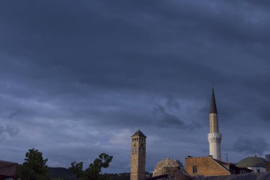 Saraybosna saat kulesi ve Gazi Husrev bey camiinin Taslihan kalıntıları ve bezistan çatısı ile minaresi