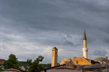 Saraybosna saat kulesi ve Gazi Husrev bey camiinin Taslihan kalıntıları ve bezistan çatısı olan minaresi. Başkentteki Bascarsija 'nın merkezinde ünlü tarihi turistik plaket ziyareti