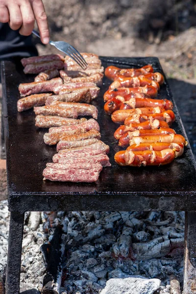 Mão masculina transformando deliciosa carne grelhada por garfo — Fotografia de Stock