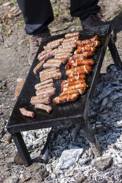 Grigliare Carne Sulla Griglia Barbecue Pietra Natura Preparare Cevapi Kobasice — Foto Stock