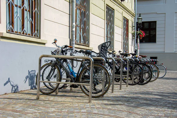 Aluguel Bicicletas Estacionadas Lado Edifício Centro Ljubljana Capital Eslovénia 2019 — Fotografia de Stock