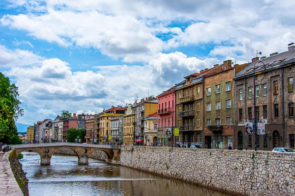 Bela paisagem da famosa ponte latina no centro de Sarajevo capital da Bósnia 2019.06.24 Imagens De Bancos De Imagens