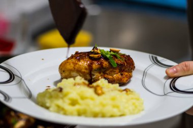 Beyaz tabakta Tayland tavuğu ve pilavı.