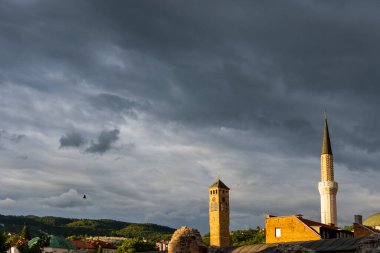 Saraybosna saat kulesi ve Gazi Husrev bey camiinin Taslihan kalıntıları ve bezistan çatısı ile minaresi