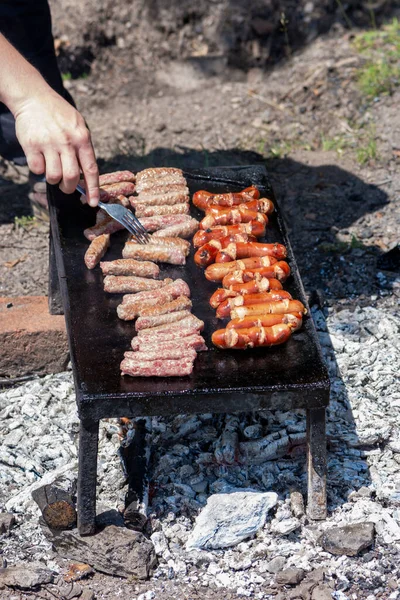 Mão masculina transformando deliciosa carne grelhada por garfo — Fotografia de Stock