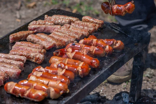 Mão masculina transformando deliciosa carne grelhada por garfo — Fotografia de Stock