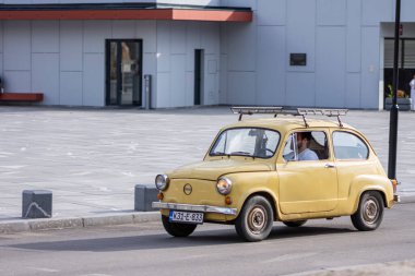Eski otomobil Zastava Fiat 11 Haziran 2020 'de Saraybosna, Bosna-Hersek' te sokakta 500 kişi